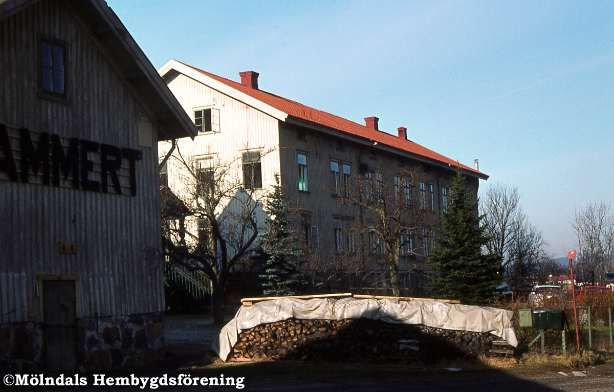 Kärra Hökegård i Mölndal, år 1973. Kärra Hökegård var ålderdomshem mellan 1895 och 1951. Gården köptes av Leon Andréns Väskfabrik som nyttjade den tills den köptes tillbaka av kommunen och revs.