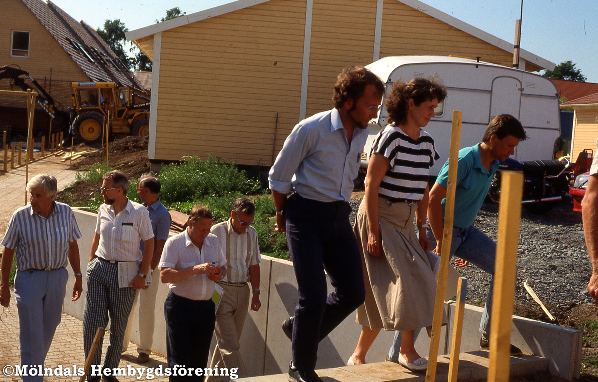 Planeringskommittén på utflykt den 21 juni 1988. Besök bland annat på Kyrkängen i Lindome. Längst fram Lisbeth Falk, planeringskontoret och Dick Jimar, platschef för bygget.