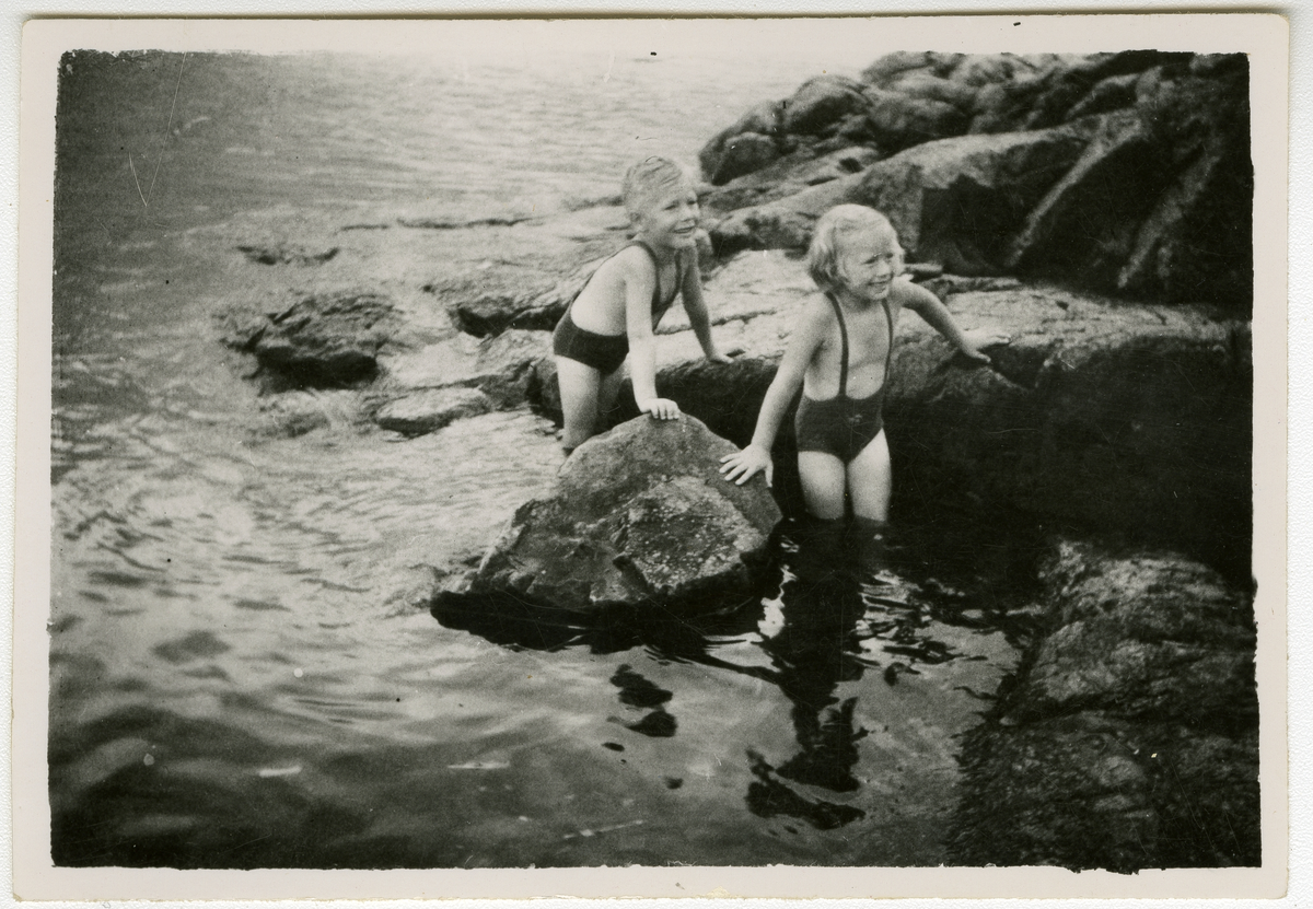 Foto av forfatter Tor Åge Bringsværd sammen med sin kusine Unni Lindberg (til høyre). De bader Voldsfjorden