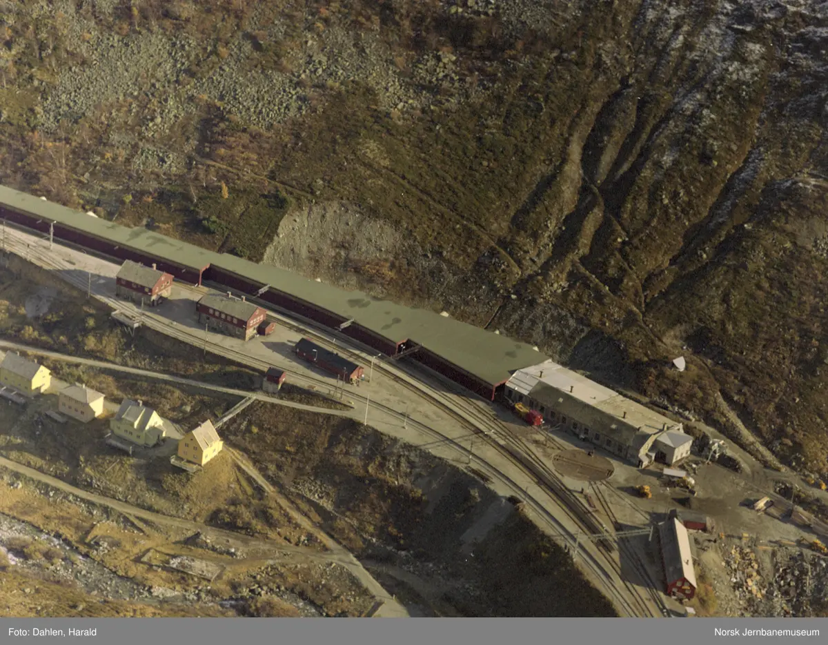 Myrdal stasjon sett fra luften - Norsk Jernbanemuseum / DigitaltMuseum