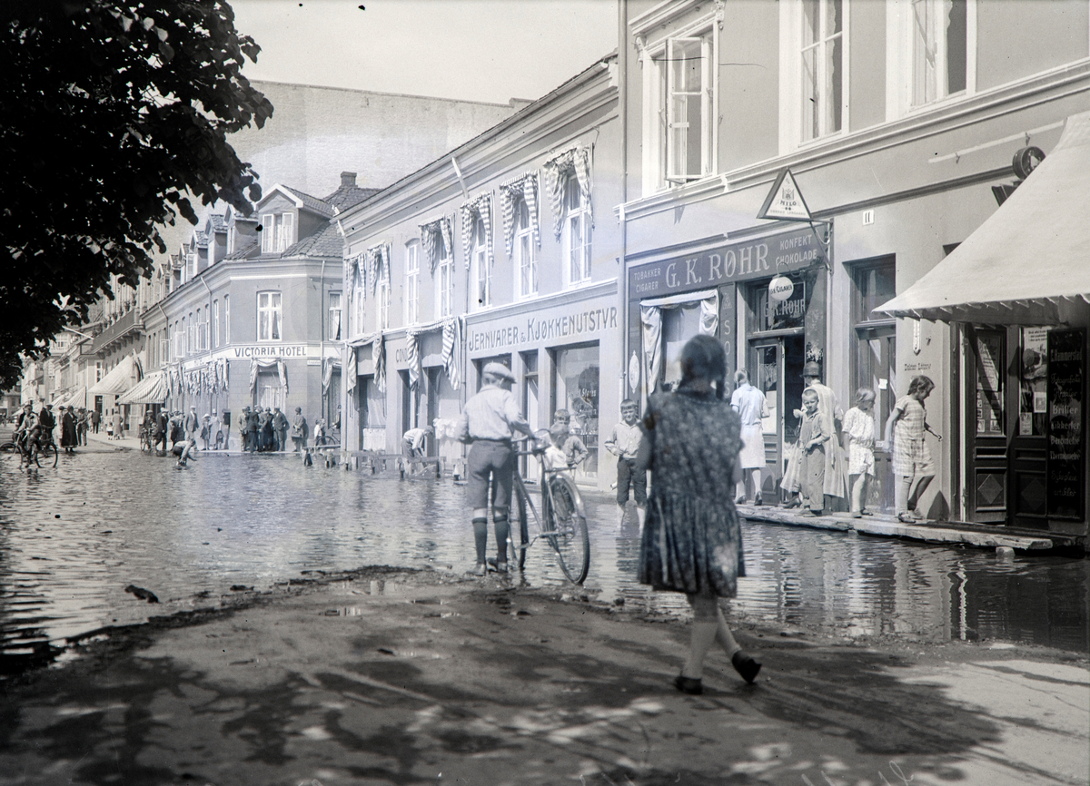 Hamar, Strandgata 15, Mjøsflommen 1927, barn leker i vannet foran G. K. Røhr, Victoria Hotel, gangbru,