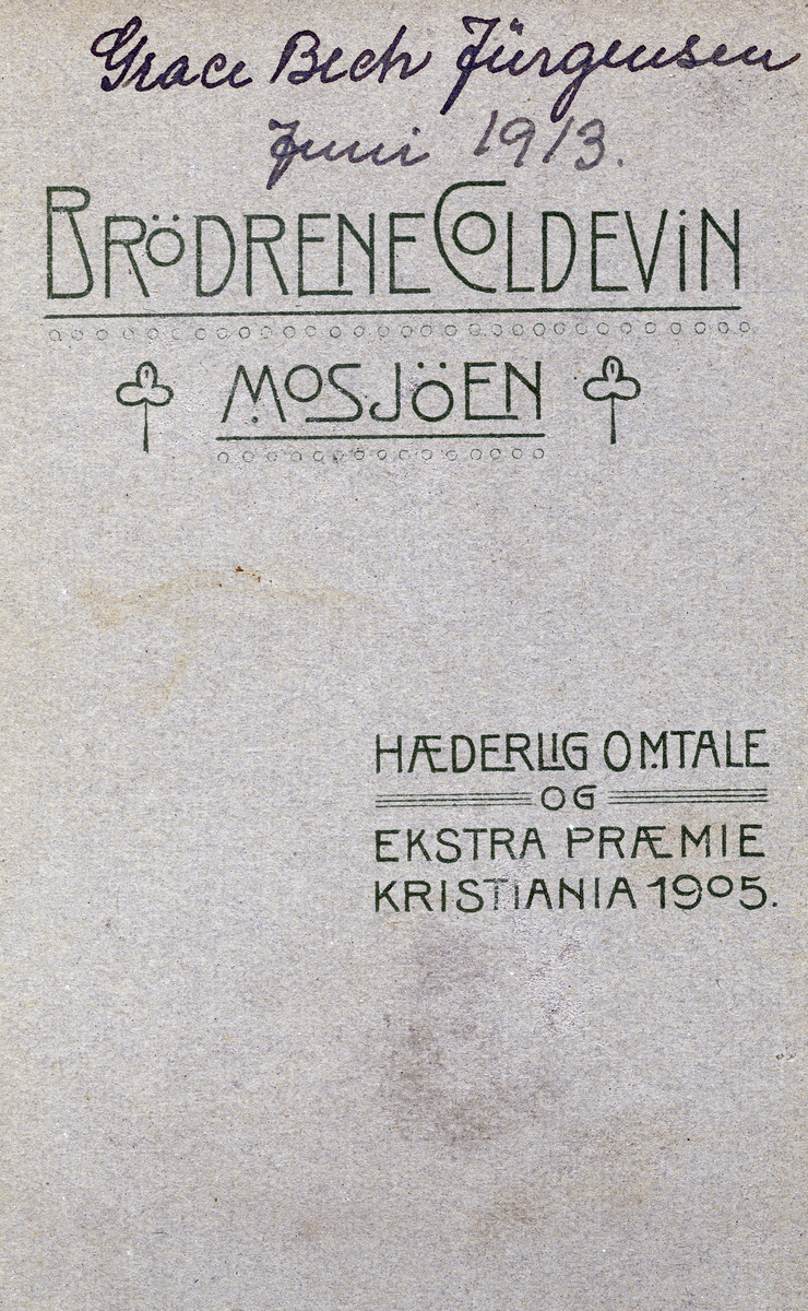 Grace Bech Jürgensen juni 1913, Mosjøen.
Bilde er fra fotoalbum GM.036888.
