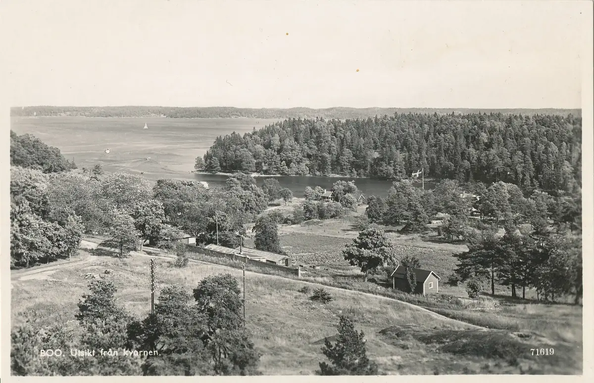 Utsikt från kvarnen i Boo Gård, Saltsjö-Boo. Kvarnen uppfördes 1850 och brann ner år 1950. För att påminna om kvarnen uppfördes ett utsiktstorn år 1996, ritat av arkitekt Lars Englund. Vykort, Pressbyrån. 