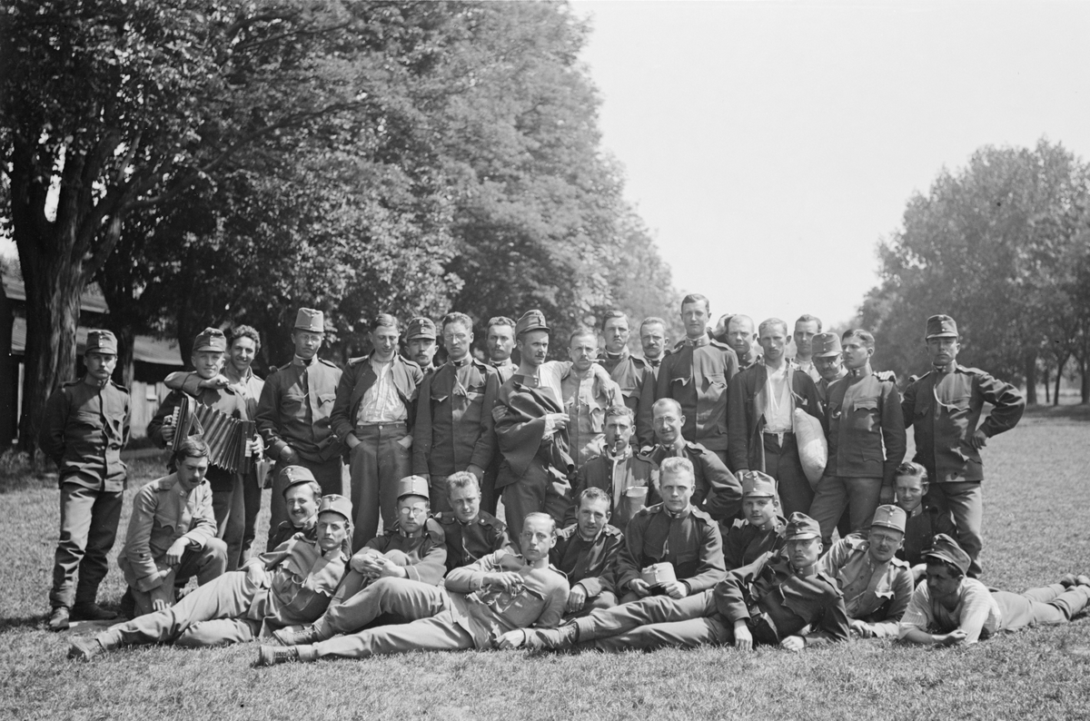 Gruppfoto av militärer från Österrike-Ungern utomhus, cirka 1914-1915. Liggandes i mitten, med hand vid bröstet Edmund Sparmann.
