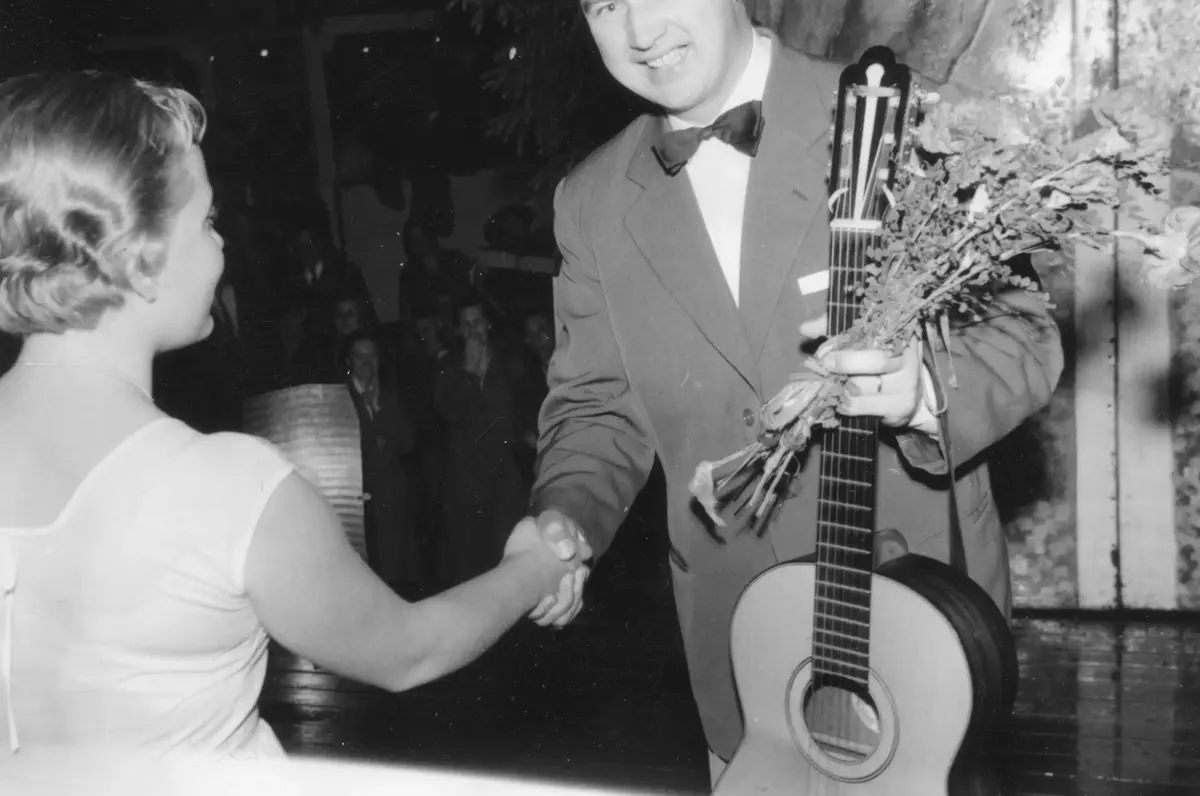 Turinge marknad 1956. Lördagskvällens underhållning med gitarrspel och sång.