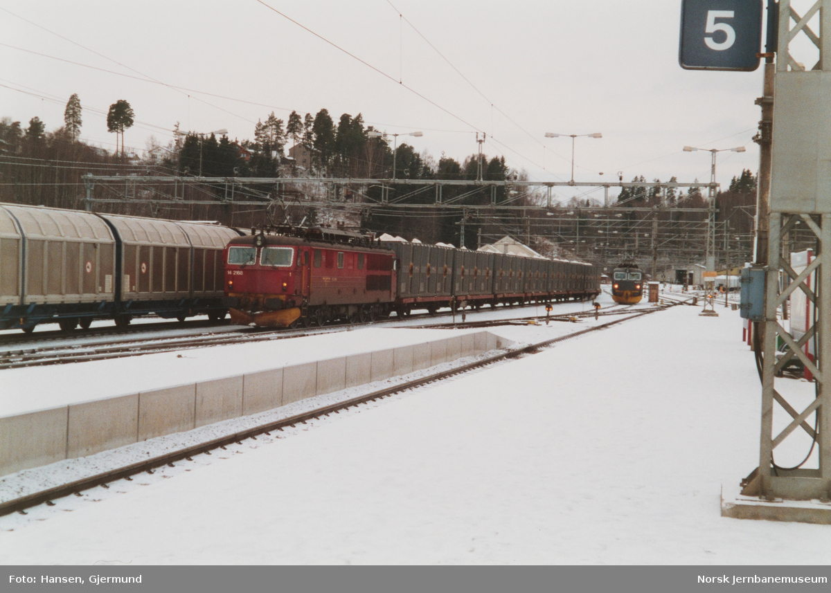 Elektrisk lokomotiv El 14 2168 med godstog med fliscontainere på Hønefoss stasjon