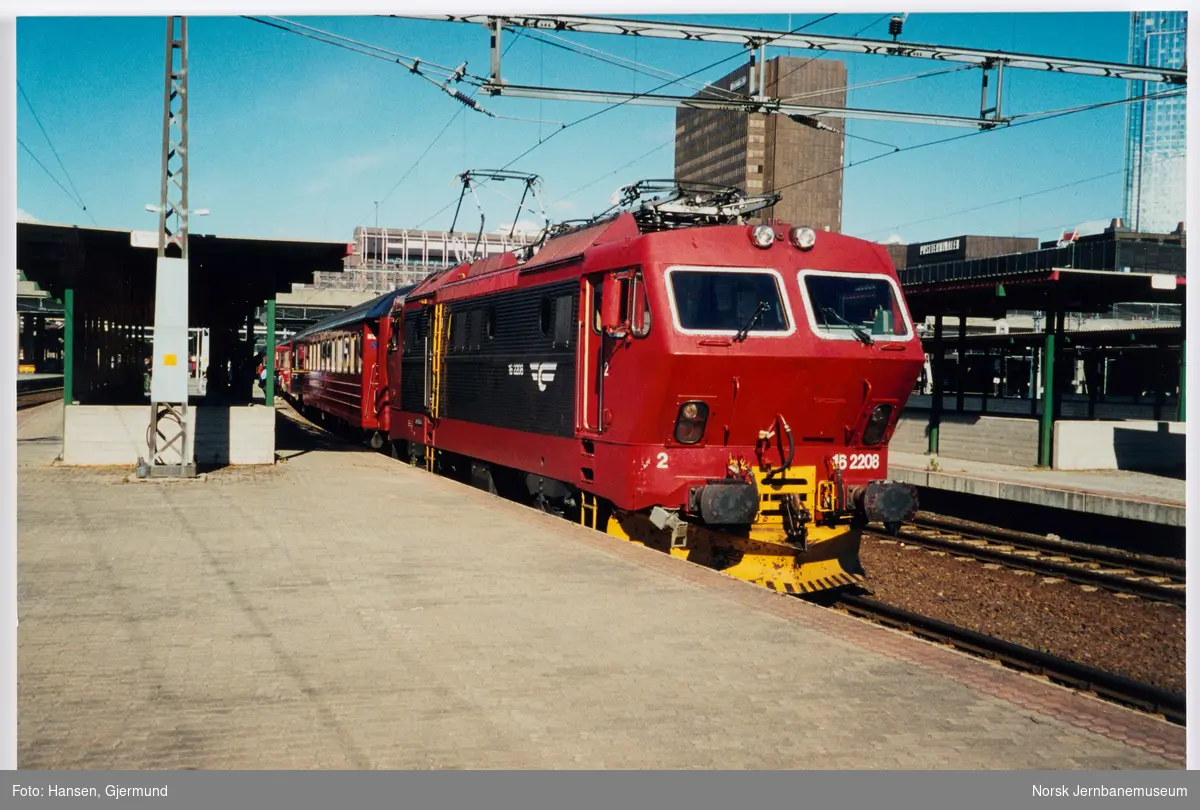Elektrisk lokomotiv El 16 2208 med persontog til Bergen, tog 603, på Oslo Sentralstasjon