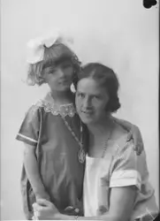 Portrett av Hildur Margreta Jessen og hennes mor Maalfrid Je