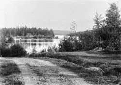 Hagasundet, med Sundstua i Rømskog. Fergemannsbolig ca. 1892