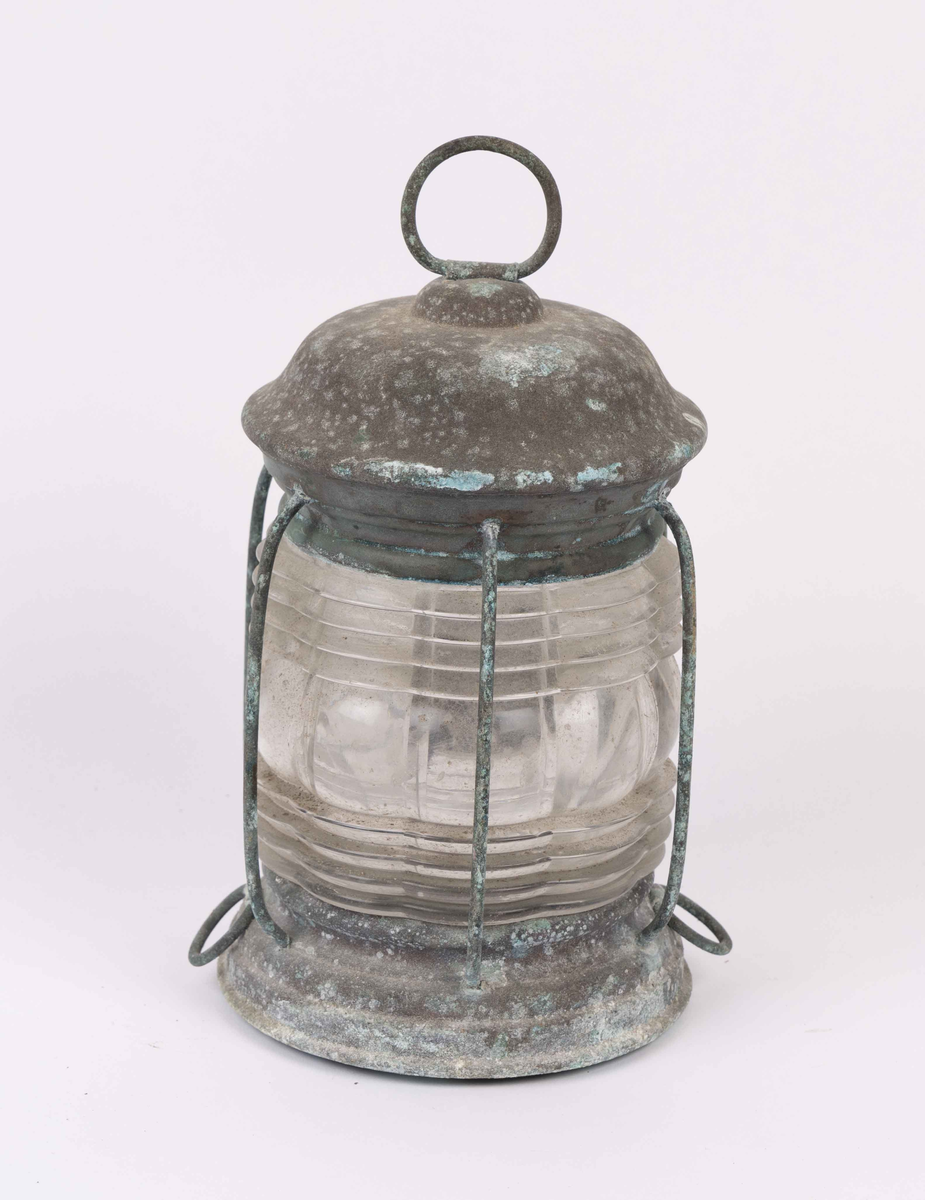 Lanterne fra motorbåten AMY bg. 1919. Sylinderformet lanterne med klart lanterneglass med parafinbrenner (sokkelplate mangler). Ring i topp og sokkel for feste og oppheng.