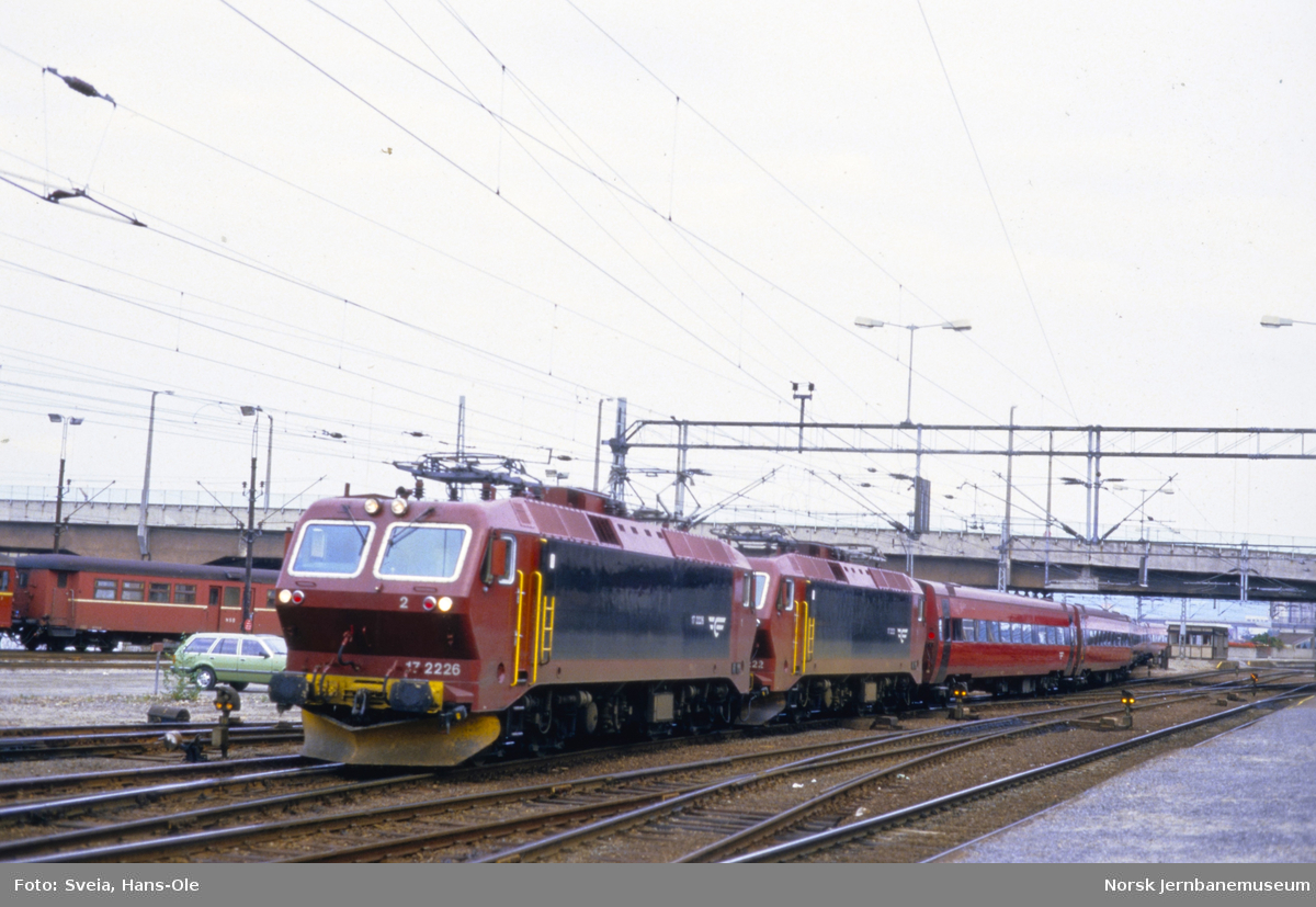 Elektriske lokomotiver El 17 2226 og 2222 med ekspresstog retning Kristiansand på Drammen stasjon