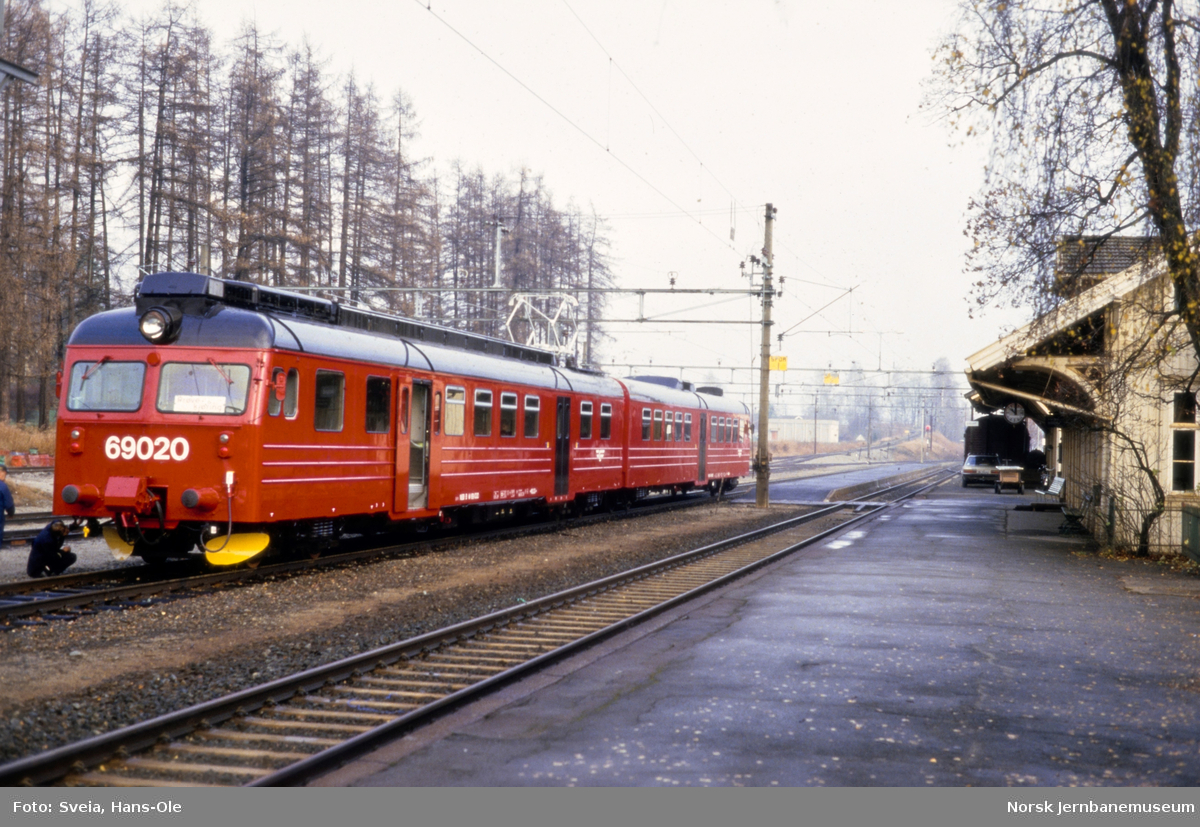 Prøvekjøring av ombygget elektrisk motorvognsett type 69 med motorvogn BFM 69 020 fremst, på Vikersund stasjon