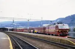 Elektrisk lokomotiv El 16 2210 med dagtoget fra Bergen til O