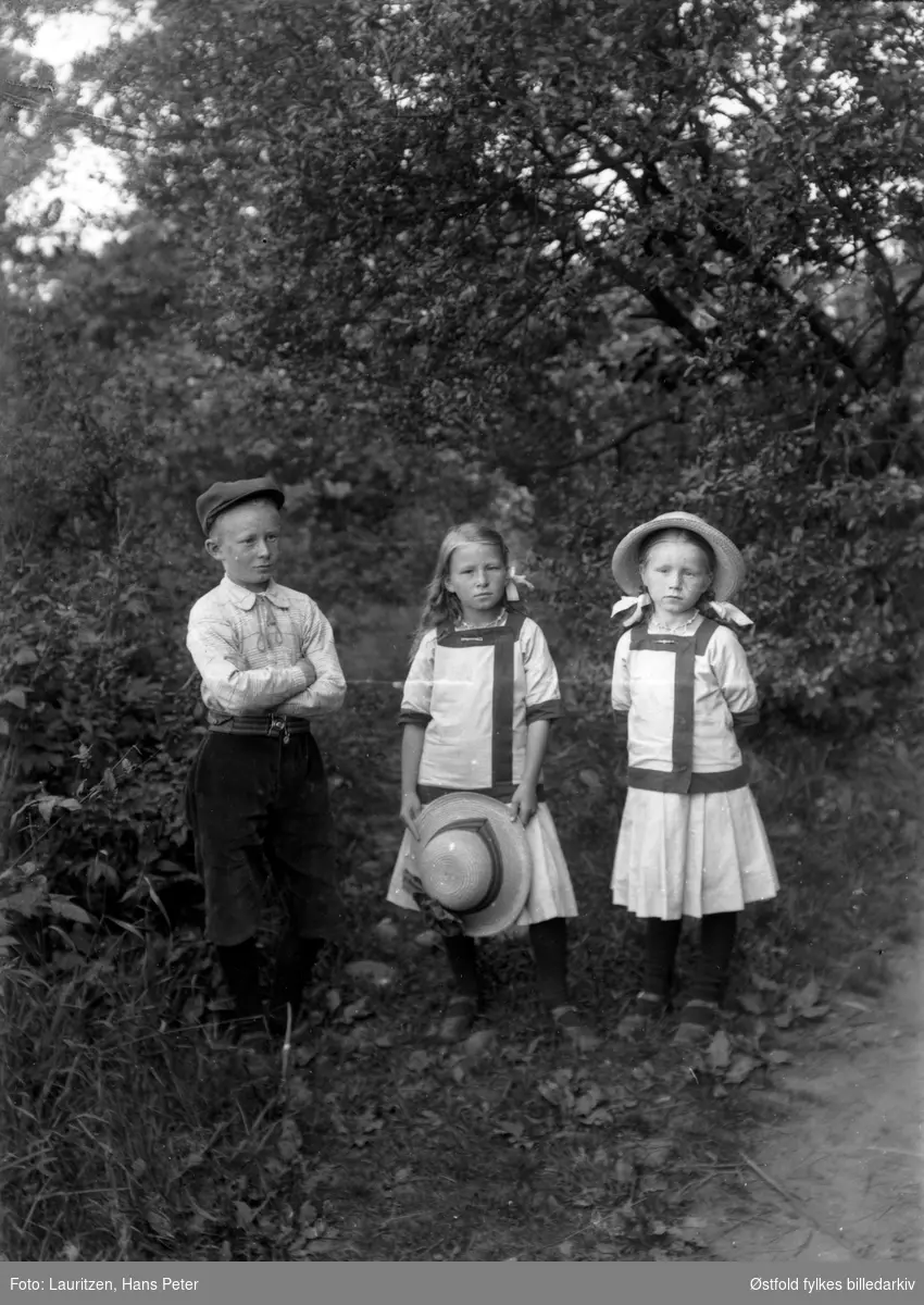 Fotogrfanes egne barn oppstilt i det grønne, ca 1915-16
Fra venstre: Robert William, Ingertha og Solevig Elvira.