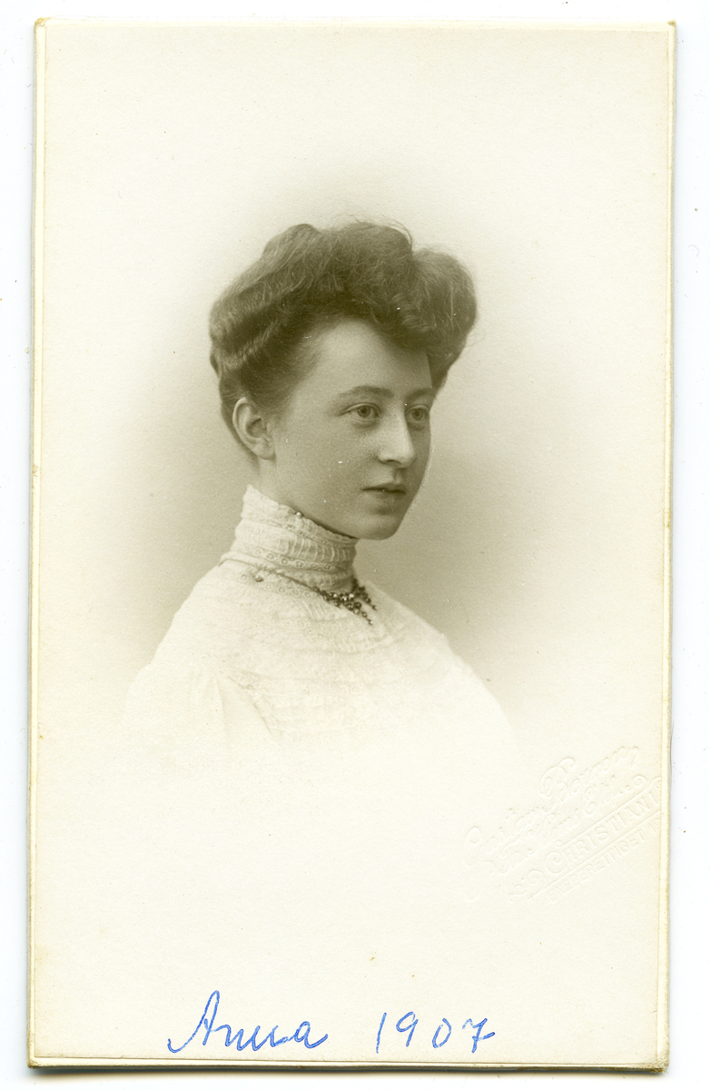 Anna Skavhaugen 1907.
Bilde er fra fotoalbum GM.036888.