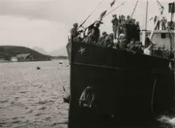 Et skip fullastet med soldater. Bilde tatt i Bodø under feir
