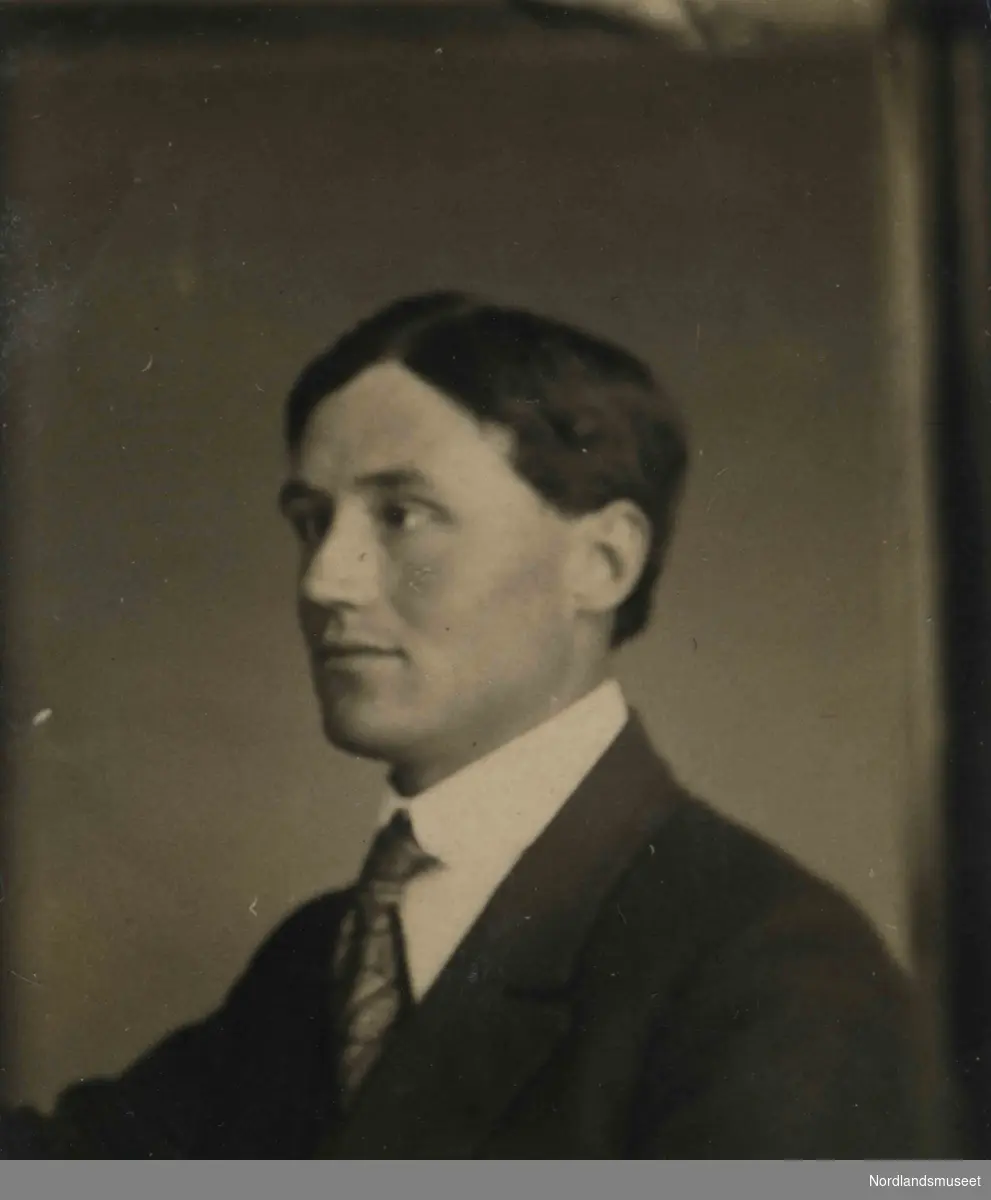 Portrett av ung mann med dress og slips.