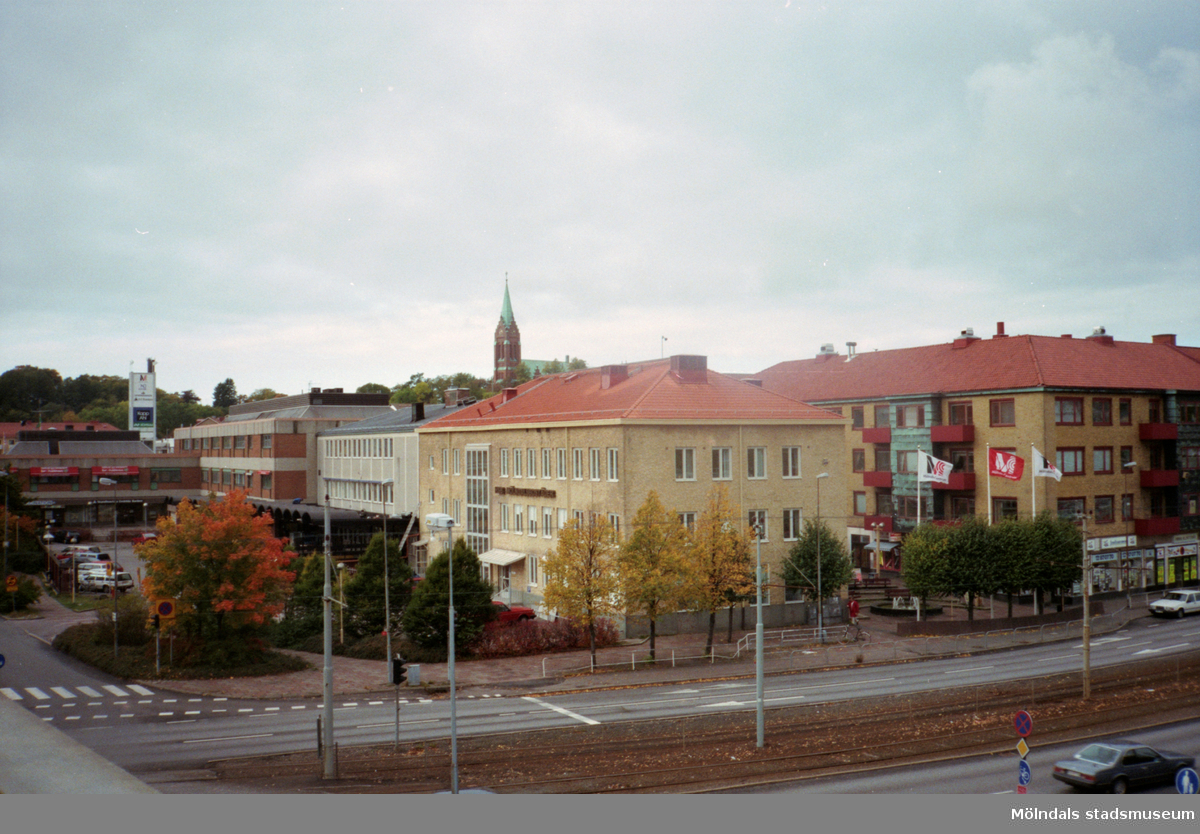 Till vänster skymtar Broplatsen. Emellan de två byggnaderna till höger startar Brogatan. Mölndalsbro i dag - ett skolpedagogiskt dokumentationsprojekt på Mölndals museum under oktober 1996. 1996_0950-0965 är gjorda av högstadieelever från Kvarnbyskolan 9A, grupp 3. Se även 1996_0913-0940, gruppbilder på klasserna 1996_1382-1405 samt bilder från den färdiga utställningen 1996_1358-1381.