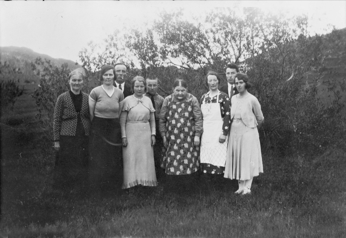Gruppebilde av familien Furu fra Sundsvoll på Bjarkøy, tatt i forbindelse med konfirmasjon.