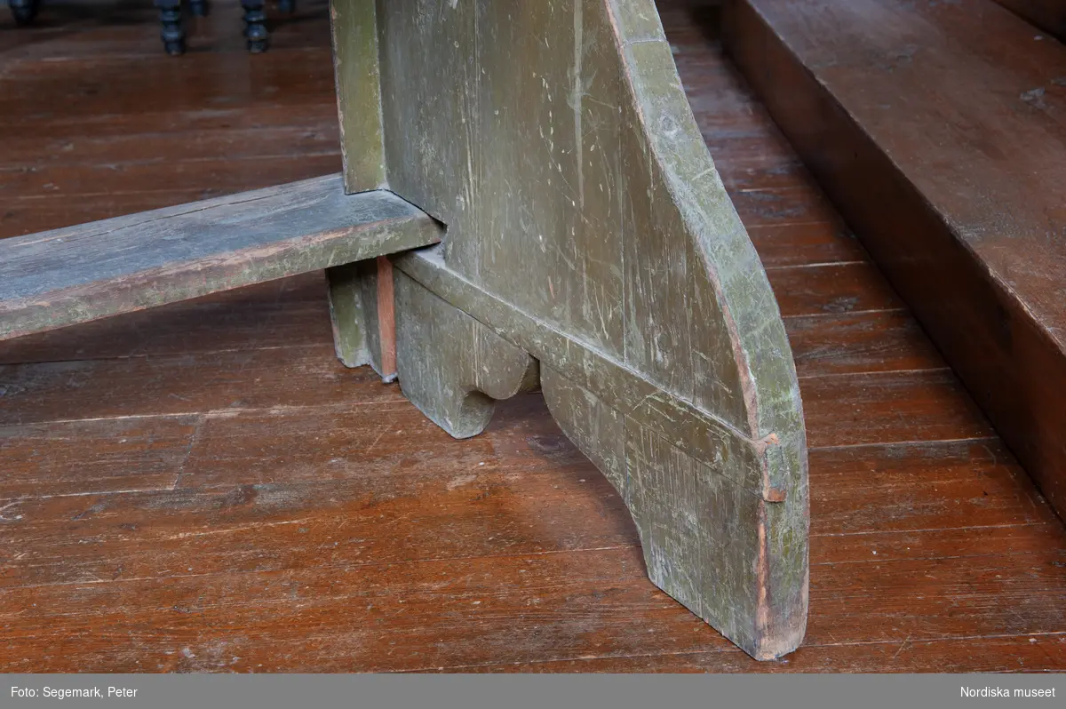 Brudstol (vigselstol) med plats för två i Julita kyrka, Södermanland. På ryggens framsida det brinnande hjärtat, en kärlekssymbol och text på tyska, latin och svenska.. Brudstolen har troligen ursprungligen stått i Arbrå kyrka, Hälsingland. Datering 1770-1780-tal.