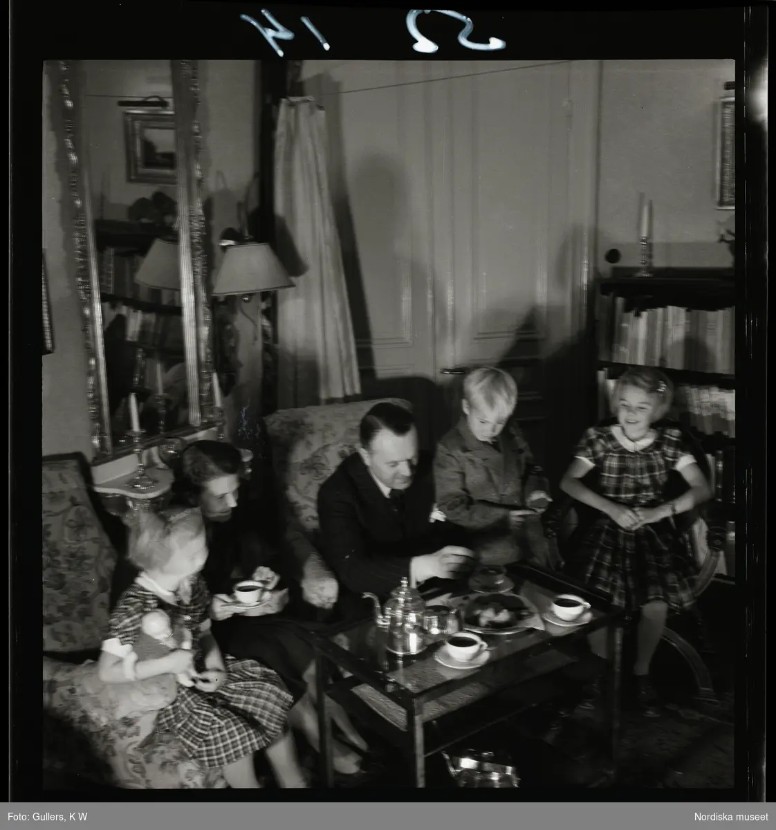 568 Trenters reportage. En familj sitter och fikar tillsammans i en soffgrupp.