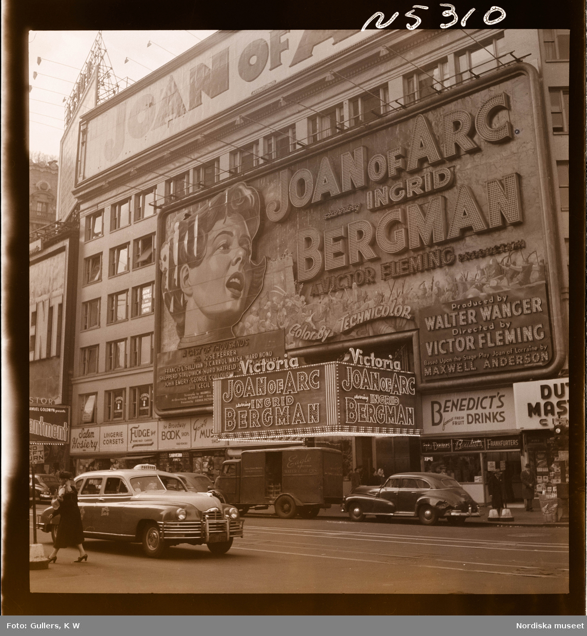 1690 New York allmänt (N.Y. Herald Tribune). Reklam/ annonsering på fasad för filmen "Joan of Arc" med Ingrid Bergman i huvudrollen.