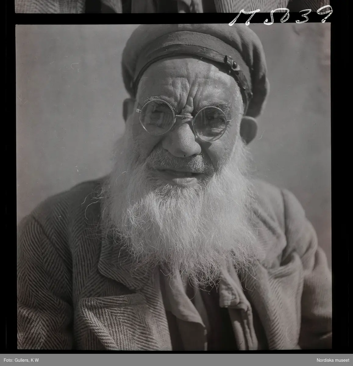1717/L Istanbul allmänt. Porträtt av en äldre man i runda glasögon.