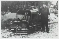 Bensinlokomotiv trolig benyttet under jernbaneanlegget på Rj
