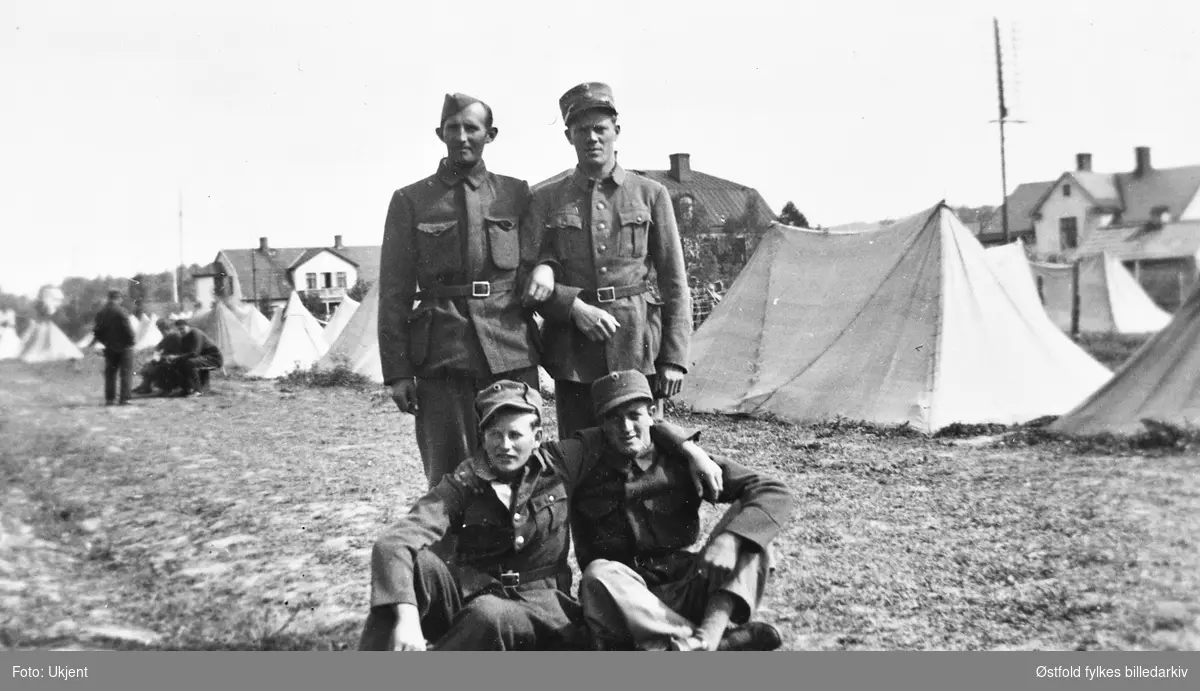 Krigsinternerte soldater i Filipstad, Sverige 1940. Sittende til venstre: Ingvald Gretland.
Tekst under bildet i album:  Ingvald, Reidar og Kjell)(?). Muligens fra Skjeberg.
