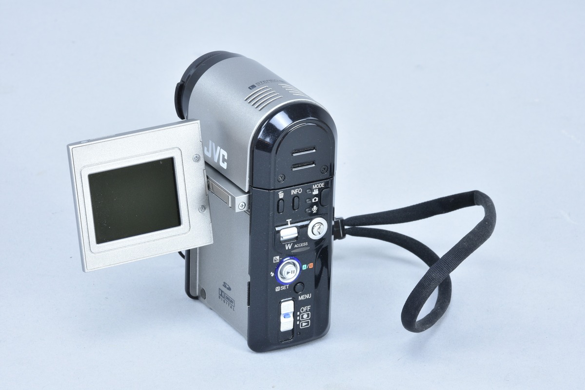 Digital mediakamera 2 megapixlar med inbyggd stereomikrofon JVC typ Everio nr 159A3958 för lagring på minneskort typ Microdrive. Zoom 1:1.8 brännvidd 4.5-45 mm med autofokus, 10x "optical zoom". En 4GB Hitachi Microdrive med Compact Flash II -anslutning medföljer.
I originalförpackning med tillbehör: batteri, nätaggregat med nätsladd, avskärmare för sladdar, USB A - USB Mini B, USB Mini B - video/audio (stereo), SCART adapter för video/audio. Programvara JVC Digital Photo Navigator ver 1.5 för Windows.