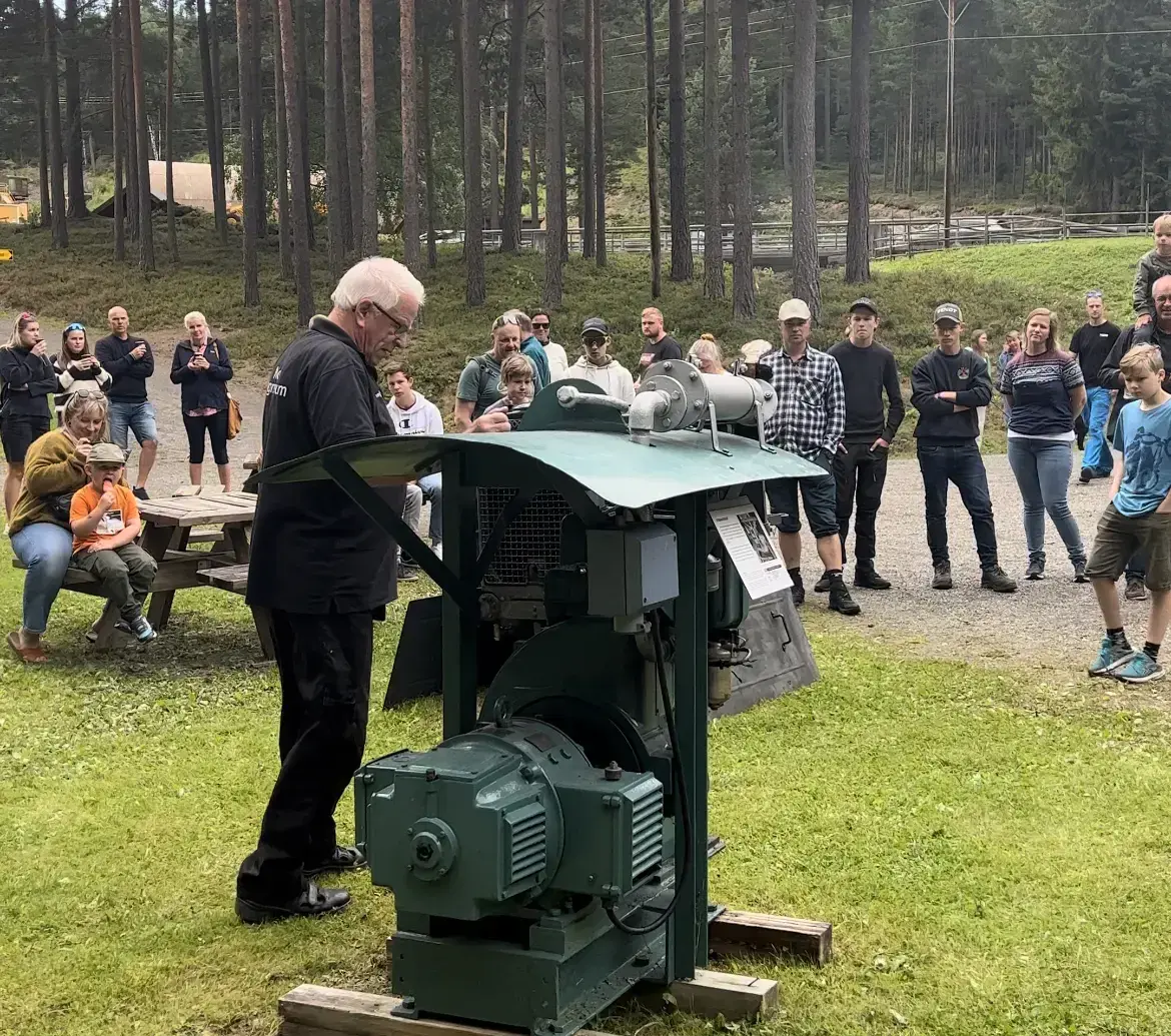 Bilder viser folk som ser på en maskinoppstart.