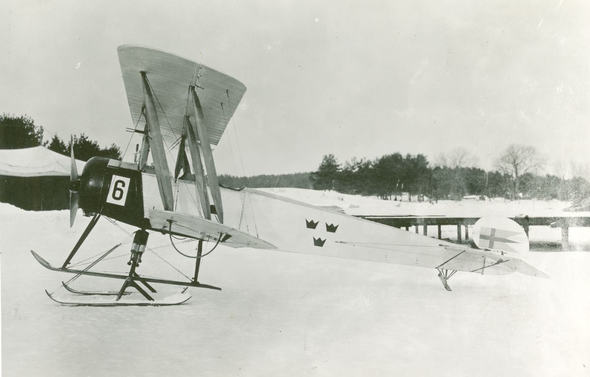 Marint flygplan Avro 504K märkt nr 6, försett med skidor. Vid Hägernäs, 1924.