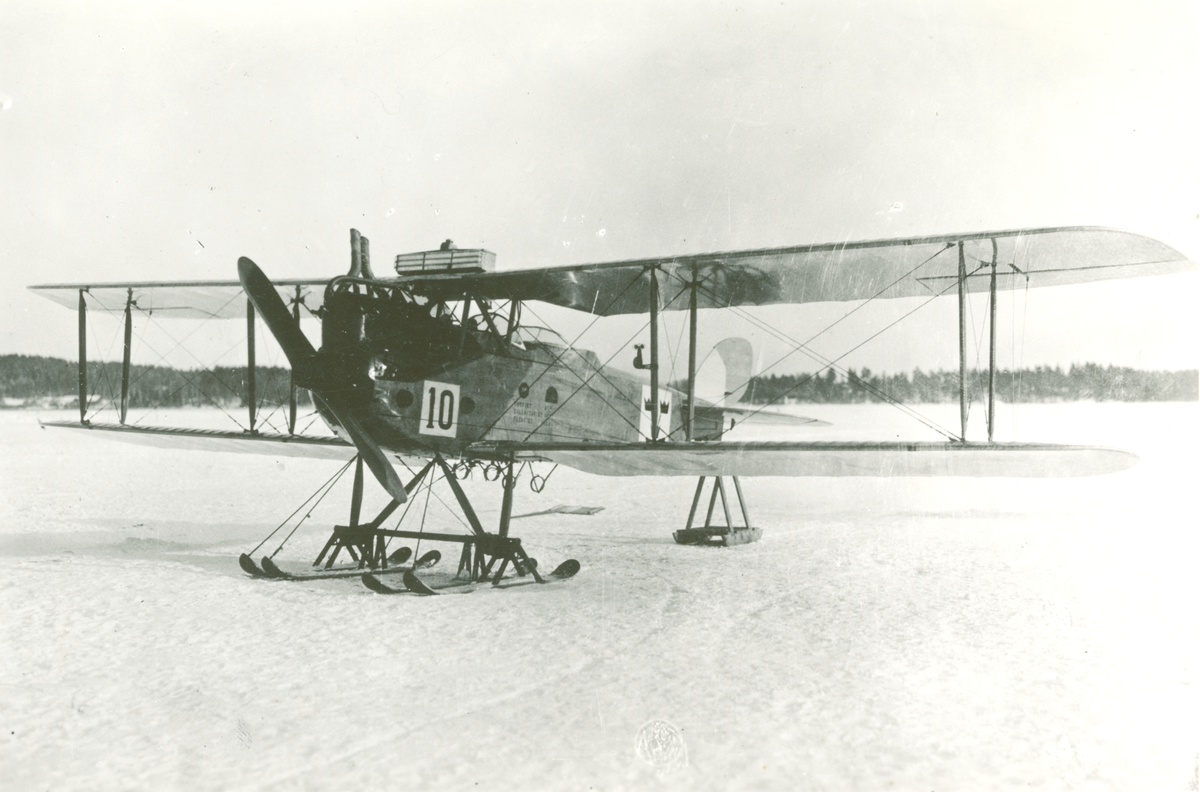 Marint flygplan LVG C.VI märkt nummer 10 med skidor står uppställt på isen vid Hägernäs, 1921.
