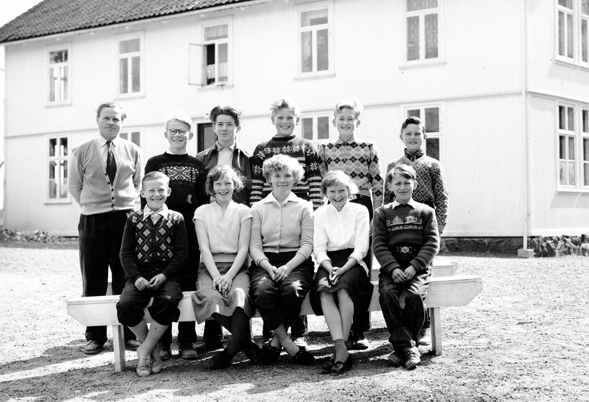 Tåtøy skole, 6 og 7. klasse. 26.05.1955. Klasseforstander Tarald Kivle