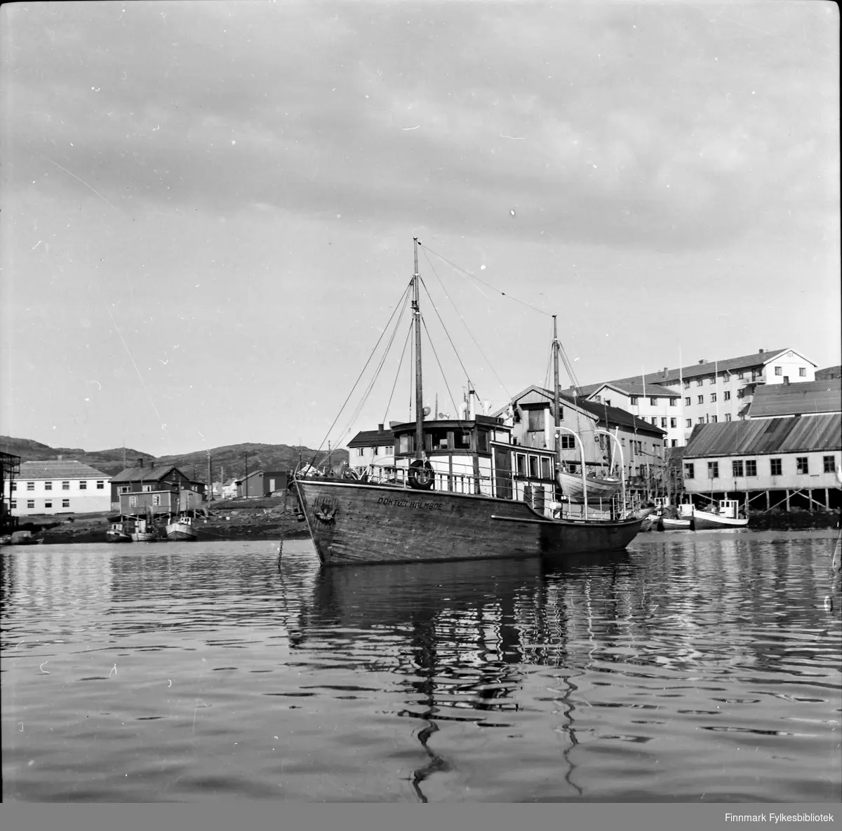 Legeskyssbåten "Doktor Holmboe" på havna i Havøysund, 1957.