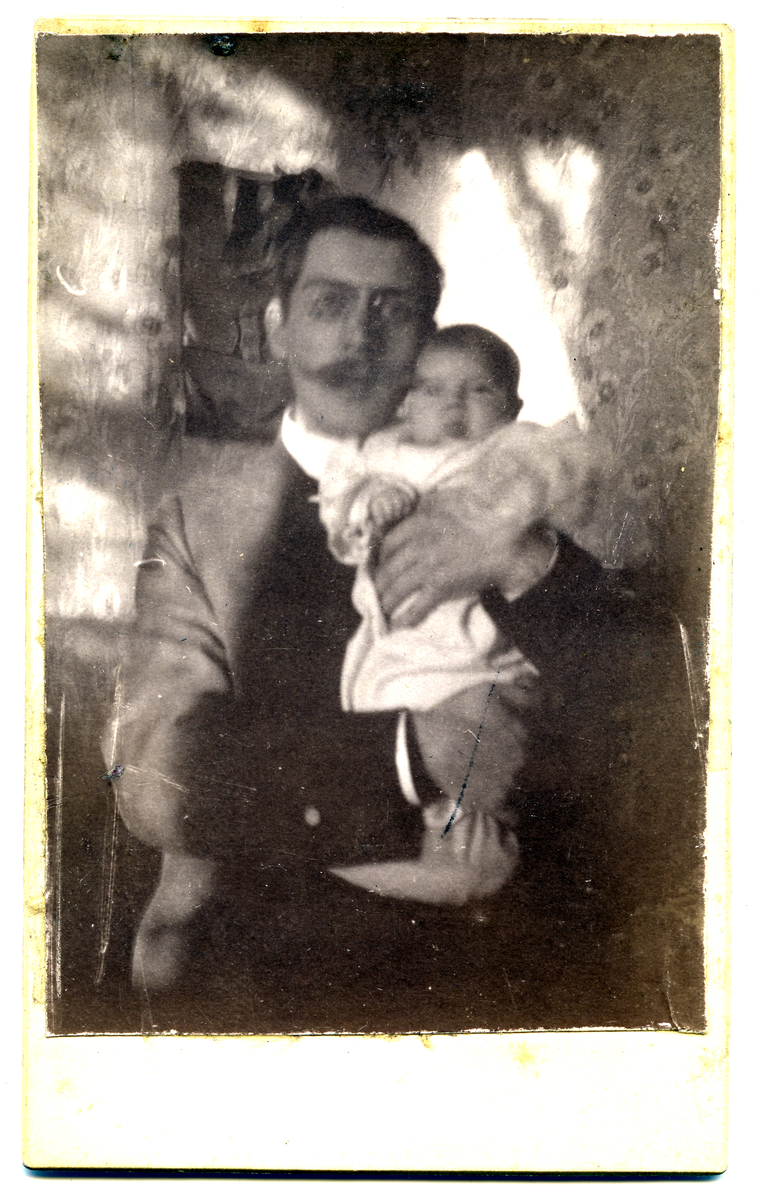Gusraf Anderson med spedbarn, 1903.
Julehilsen skrevet på baksiden.
Bilde er fra fotoalbum GM.036888.