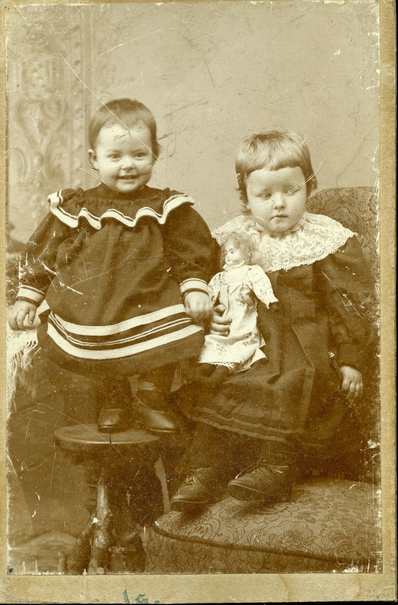 Atelierportrett av to små barn. Kanskje gutten til venstre er Halvor Ribe?