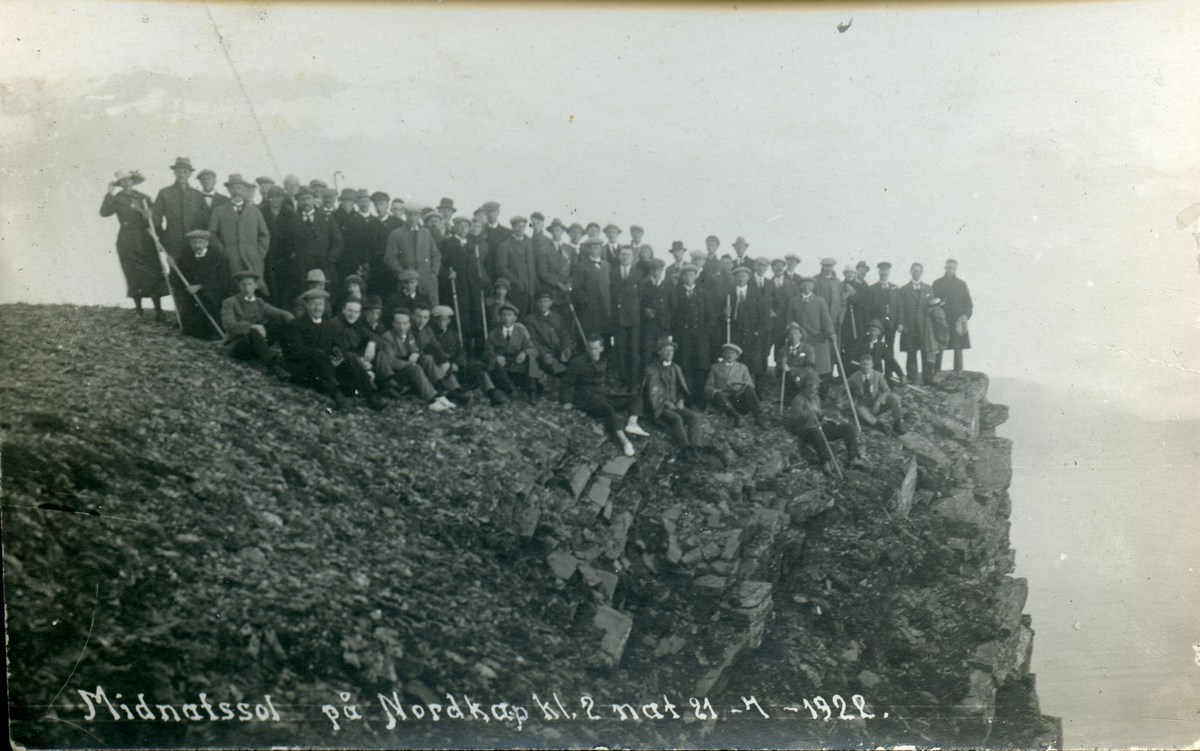 Postkortmotiv. Stor gruppe mennesker avbildet kl. to på natten i juli 1922 på Nordkapp