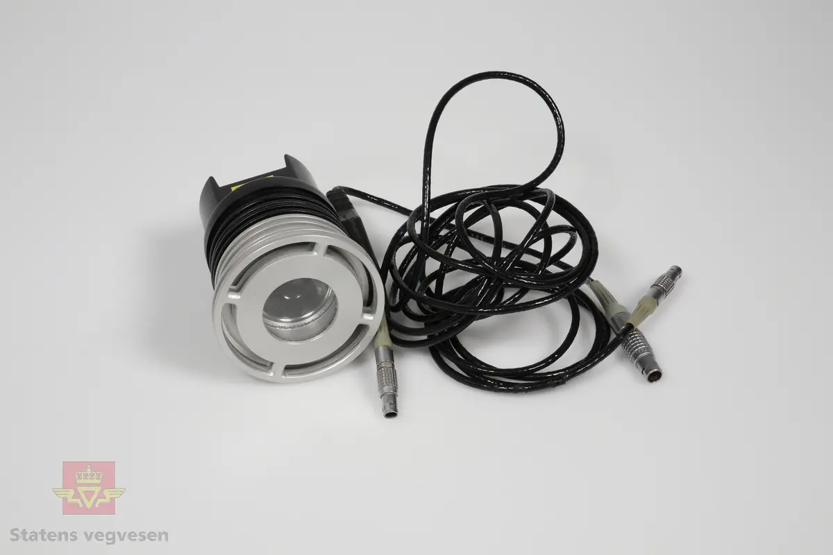Et svart og sølvfarget siktelampe drevet av et eksternt batteri. 
