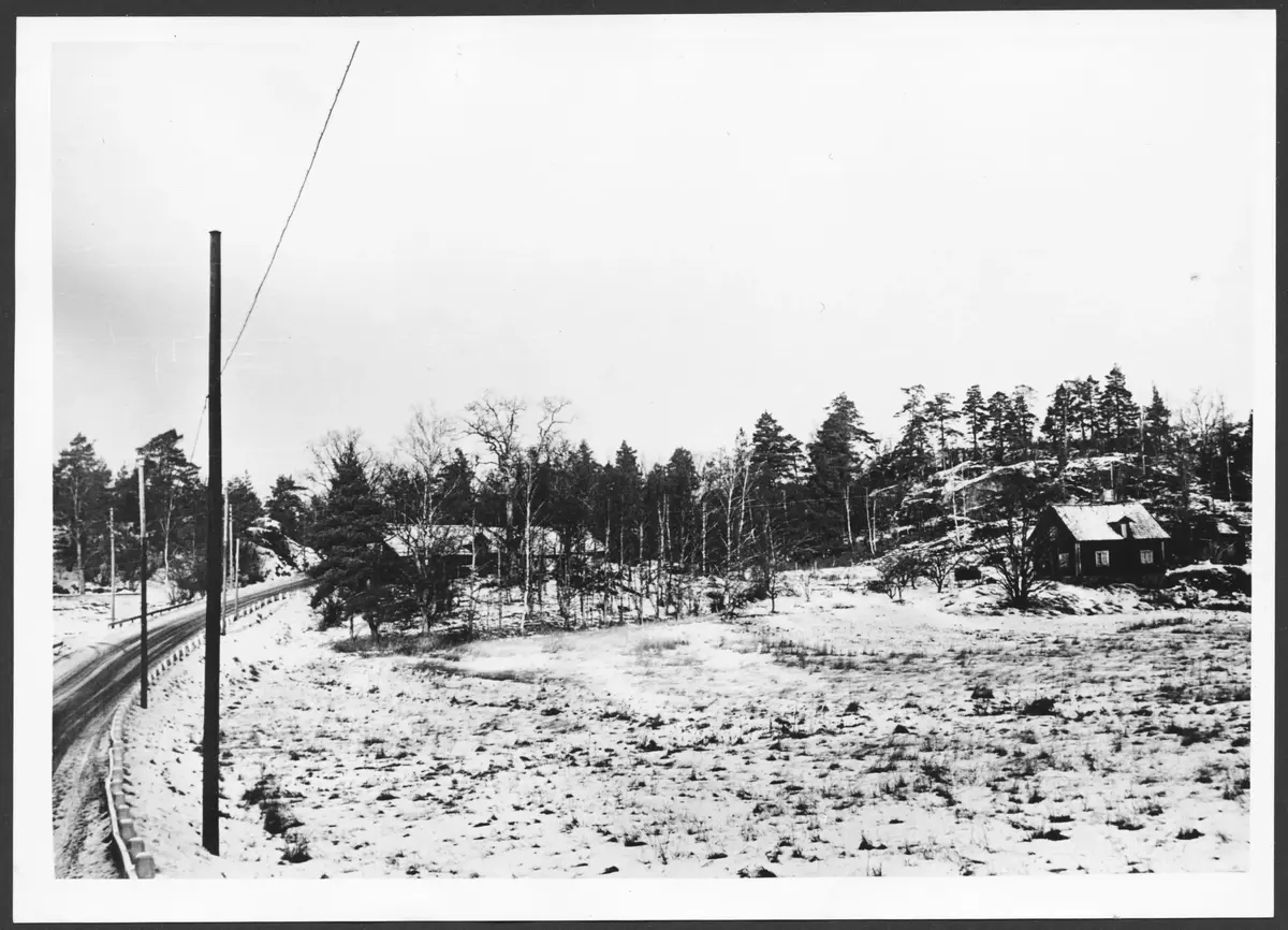 Högdalstorpet 1954. Magelungsvägen till vänster och i bakgrunden Högdalstoppen.