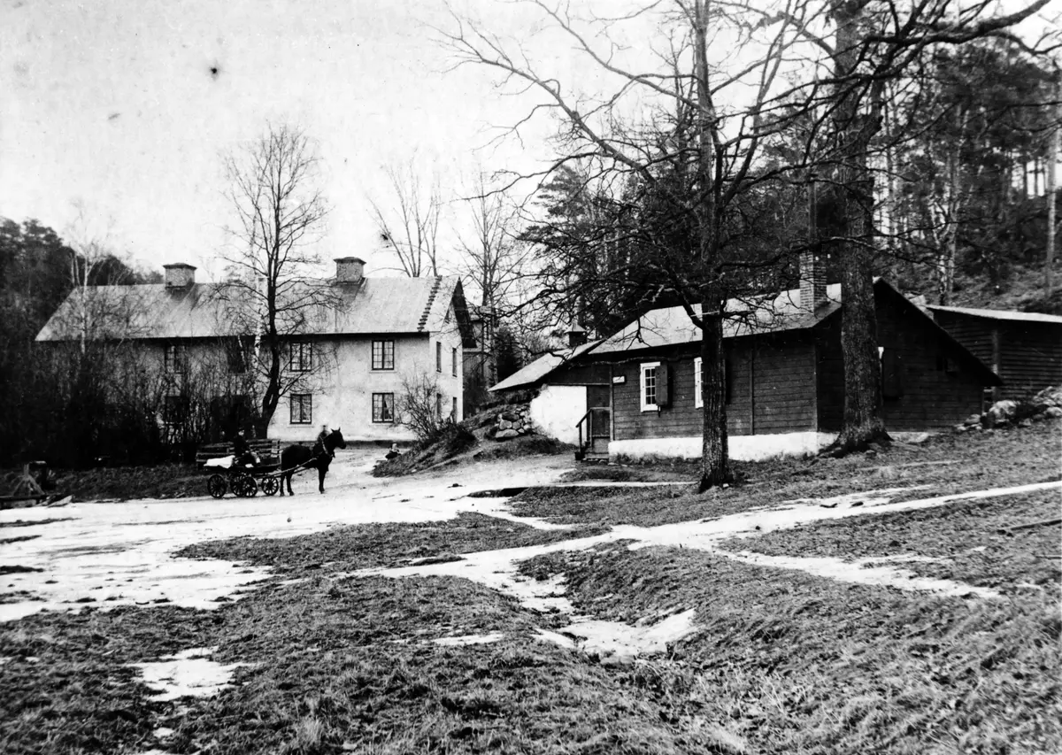 1905-1910. Mörtviken. Gammal mjölkaffär i det röda huset.