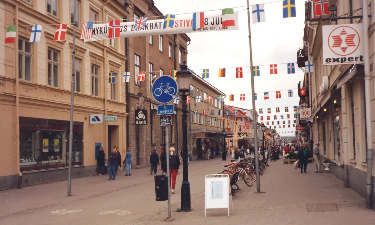 Bussresa 1994 till Nynäs och Nyköping. Storgatan. 
Foto: Neida och Stig Jonsson.