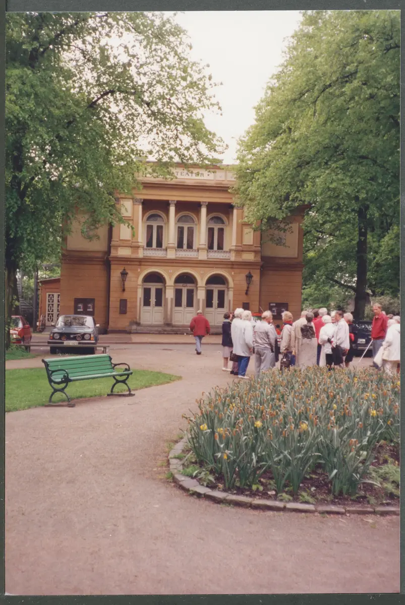 Bussresa 1994 till Nynäs och Nyköping. Nyköpings teater. 
Foto: Neida och Stig Jonsson.