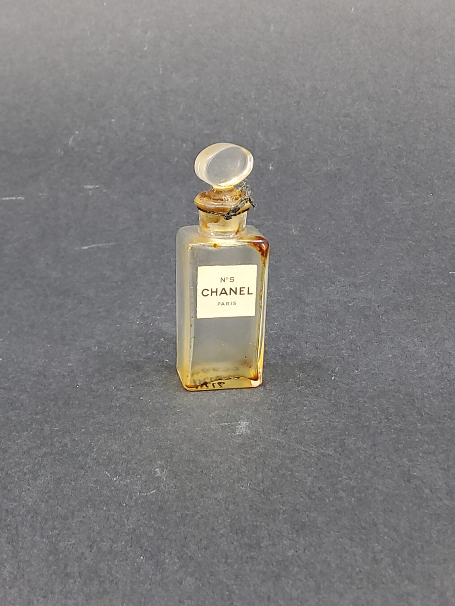 Parfymflaska, glas med glaspropp. Rester av parfym: No 5 CHANEL. Paris