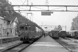 Grovane stasjon med lokaltog fra Kristiansand i spor 2 og bl