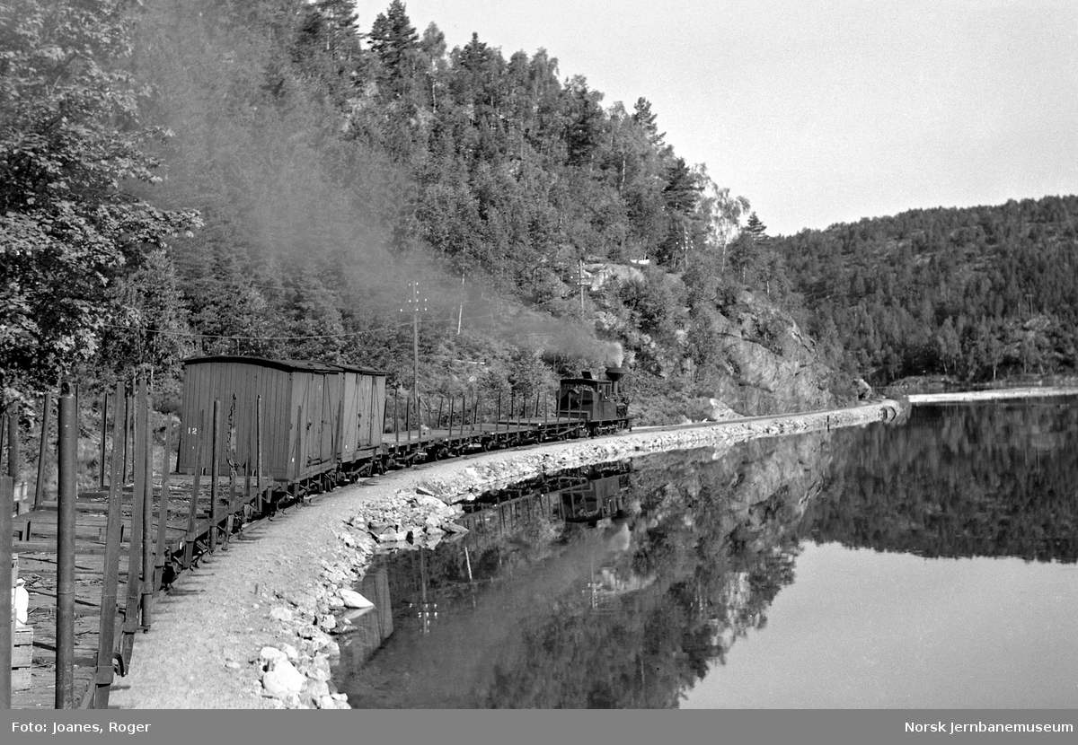 Blandet tog til Byglandsfjord ved Beihølen mellom Grovane og Røyknes. Toget trekkes av damplok type XXI nr. 2.