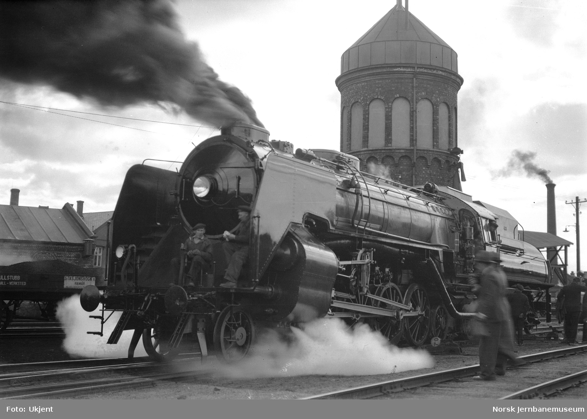Damplokomotiv type 49a nr. 463 DOVREGUBBEN på Hamar stasjon kort tid etter leveranse. Prøvefyring og prøvekjøring