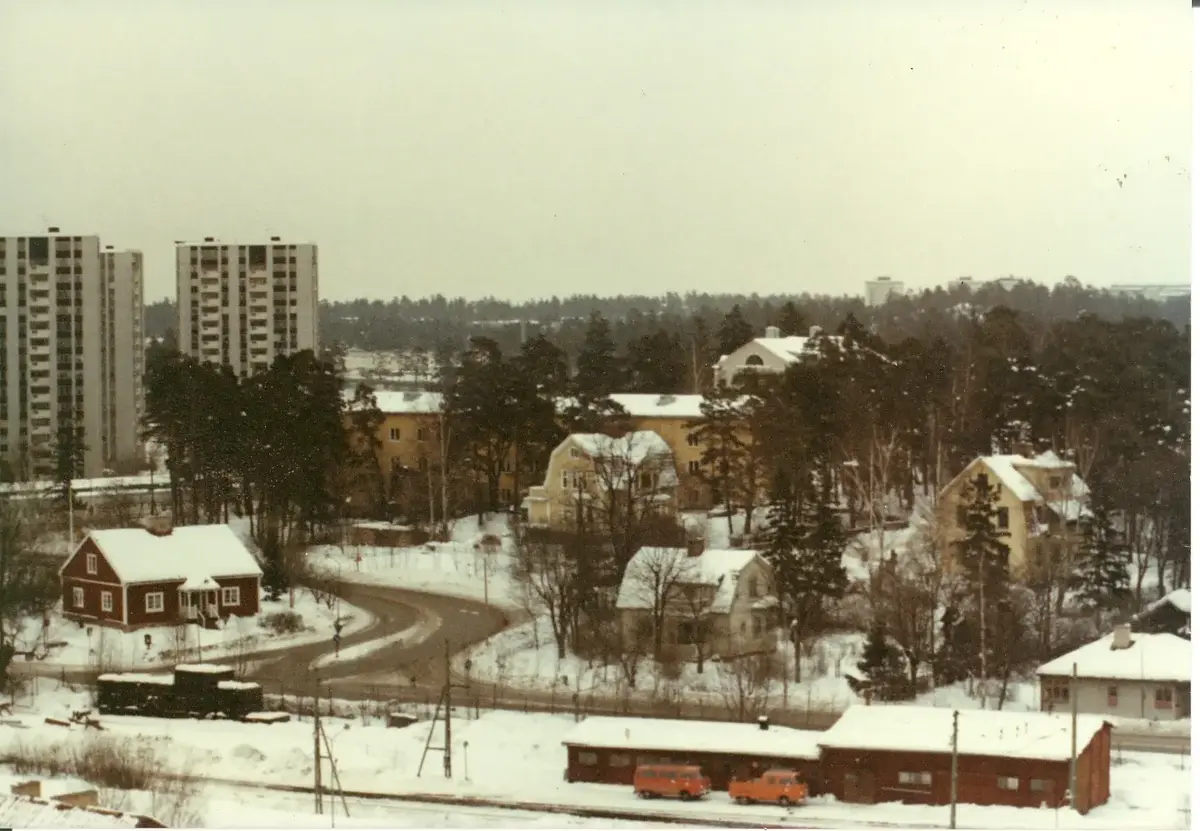 Ytterbystugan, i bakgrunden Näsbydal, Ytterbyskolan