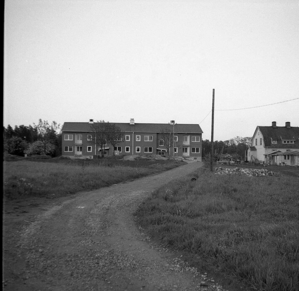 Ålderdomshemmet vid Vedettvägen i mer färdigt skick. Till höger syns en av de statarbostäder som tillhörde Näsby gård (Till vänster utanför bild).