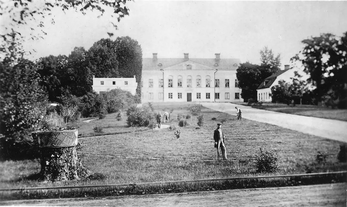 Trädgårdsarbete framför herrgården, sekelskiftet 1900